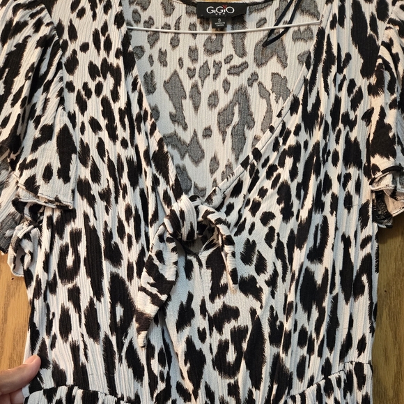 Pretty black and white shorts romper with tie front and pockets. Great shape. - Picture 10 of 10